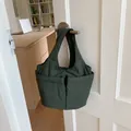Große dunkelgrüne Nylon-Einkaufstasche mit Taschen und breiten Tragegriffen - Gesteppter Stil mit mehreren Taschen / Grün