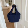 Grand sac cabas bleu marine en nylon avec deux poches frontales et bandoulière large - Style Matelassé Multi-poches / Bleu clair
