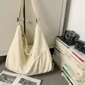 Detalle de bandolera de lona blanco roto con correa ajustable y cierre de hebilla - Blanco
