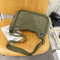 Vielseitige armeegrüne Messenger-Tasche aus gewaschenem Canvas im modischen Retro-Stil - Grün