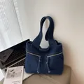 Dunkelblaue Denim-Tragetasche mit doppelten Front-Reißverschlusstaschen und breitem Gurt - Dunkelblau