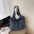 Große blaue Denim-Einkaufstasche mit Reißverschlüssen und langen Fransen für den Alltag - Hellblau