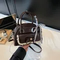 Dunkelbraune Boston-Tasche aus Kunstleder mit cremefarbener Spitze und Schleife - Kaffeebraun
