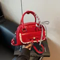 Rote modische Handtasche mit cremefarbener Spitzenschleife und kariertem Band - Burgunderrot