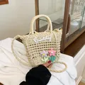 Μπεζ πλεκτή ψάθινη τσάντα με κείμενο Goodday, λουλούδια και ιμάντα ώμου - Μωβ Μικρό Λουλούδι