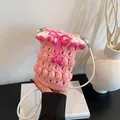 Gehäkelte Umhängetasche in Rosa mit Noppenmuster, weißem Rand und Perlen-Schleife - Rosa