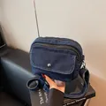 Borsa a tracolla in denim blu scuro con cerniere multistrato e tasca a scatto - Blu scuro