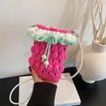 Handgefertigte magentafarbene Häkeltasche für Handys mit Rüschen und Perlenverschluss - Rosarot