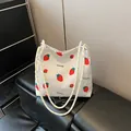 Borsa tote bianca con stampa fragola, tracolla in corda e trama a scacchi - Bianco