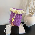 Handgefertigte lila Häkeltasche für Handys mit gelber Schleife und Perlenknopf für den Urlaub - Lila