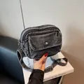 Borsa a tracolla in denim grigio scuro lavato con chiusure lampo multiple e tracolla regolabile - Nero