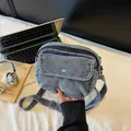 Borsa a tracolla in denim blu con tracolla regolabile e tasca frontale stile vintage - Blu Vintage