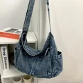 Borsa tote in denim blu lavato con tasca laterale e tracolla larga per uso quotidiano - Blu