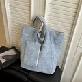 Hellblaue Shopper-Tasche mit Rosen-Jacquard und passendem Reißverschluss-Etui - Hellblau