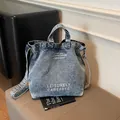 Sac cabas en jean bleu délavé avec imprimé artistique blanc Leisurely Carefree - Bleu Denim