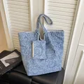 Blaue große Shopper-Tasche mit Rosenmuster und passender kleiner Reißverschlusstasche - Blau