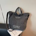 Grand sac cabas en denim gris foncé délavé avec texte imprimé Leisurely Carefree - Noir