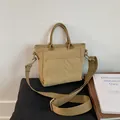 Borsa a secchiello in nylon kaki con tracolla regolabile e manici superiori da donna - Cachi