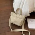 Borsa a secchiello beige in tela trapuntata con texture imbottita e tracolla - Bianco Sporco