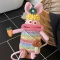 Gehäkelte Umhängetasche Hase mit Regenbogen-Farbverlauf und lustigem 3D-Lippen-Design - Rosa