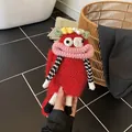 Handgefertigte rote Häkel-Umhängetasche mit lustigem Mund und Blumendetail - Rot