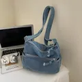 Gewassen blauwe denim crossbodytas met meerdere ritszakken en een brede schouderband - Lichtblauw