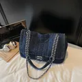 Donkerblauwe gewassen denim kettingtas met gewatteerd patroon en zilveren draaisluiting - Donkerblauw