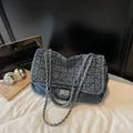 Blauwe gewassen denim crossbodytas met gewatteerde stiksels en zilveren ketting - Lichtblauw