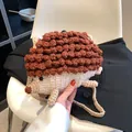 Detalle de la textura de ganchillo de un bolso de hombro de erizo hecho a mano - Caqui