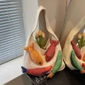 Borsa a spalla in maglia crema con ciondoli a pesce 3D colorati e trama a rete - Beige