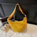 Bolso bandolera de nailon amarillo brillante estilo media luna con correa ajustable - Amarillo