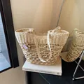 Grote beige geweven strooien draagtas met bloemenhanger en een paarse vlinder - Beige