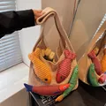 Borsa tote in crochet beige con pesci 3D colorati per spiaggia e abbigliamento estivo - Cachi