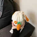Bolso de ganchillo hecho a mano con orejas de conejo blanco crema y decoro zanahoria - Estilo Colgante de Zanahoria / Naranja