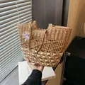 Grote geweven strooien draagtas met opengewerkt patroon en paarse vlinder hanger decoratie - Khaki