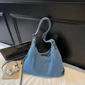 Retro Hobo-Tasche aus gewaschenem Denim in Blau mit verstellbarem Gurt für den Alltag - Hellblau