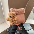 Rosa Plüsch-Umhängetasche aus Lammwolle mit Bären-Anhänger und Wildleder-Details - Mit Anhänger / Rosa