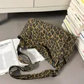 Borsa a tracolla classica in tela leopardata con ampia tracolla regolabile in tessuto - Leopardo Marrone