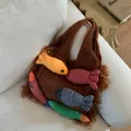 Sac fourre-tout en tricot marron avec breloques poissons colorés et bordures à franges - Marron