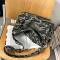 Borsa a tracolla casual in tela mimetica con ampia tracolla regolabile e capiente - Verde Mimetico