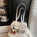 Cremeweiße japanische Schultertasche mit Bärenanhänger und karierten Details - Mit Anhänger / Weiß