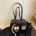 Dunkelbraune Umhängetasche aus Kunstleder mit Klarsichtfach und Bären-Anhänger - Mit Anhänger / Kaffeebraun