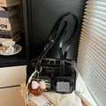 Glänzende schwarze Umhängetasche im japanischen Stil mit Klarsichtfach und Bär - Mit Anhänger / Schwarz