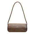 Bolso de hombro baguette marrón vintage con acabado mate y logotipo metálico plateado - Camel