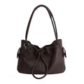 Borsa tote marrone cioccolato con motivo litchi, ciondolo a stella e coulisse - caffè