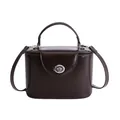 Sac à main boîte marron foncé brillant avec fermoir argenté et bandoulière fine - Café sans pendentif