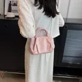 Rosa geraffte Cloud-Tasche mit geflochtenem Griff und silberner Kette am Modell - Kirschblütenrosa