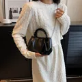 Sac nuage plissé noir chic avec poignée tressée et bandoulière chaîne argentée - Noir