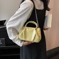 Sac nuage plissé jaune pâle avec poignée tressée et bandoulière chaîne pour femme - Jaune lait