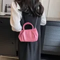 Rosafarbene Wolken-Tasche mit Falten, gewebtem Griff und Metall-Kettenriemen - Fuchsia